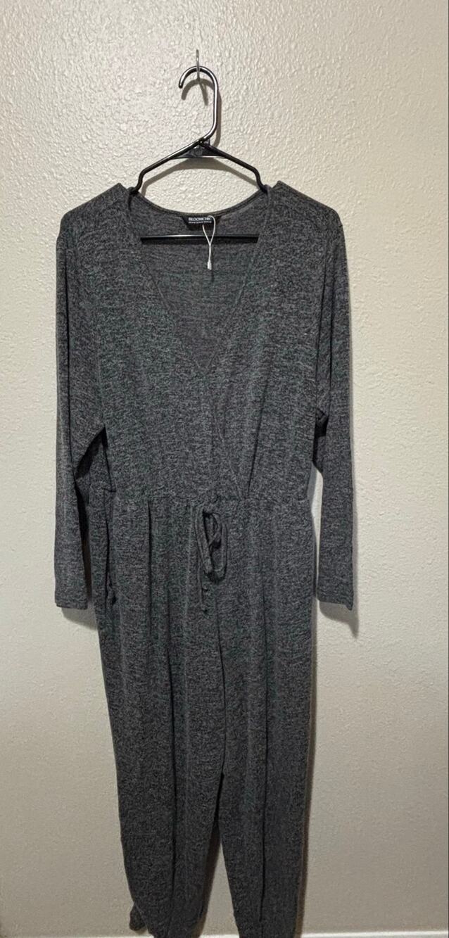 NWOT Women’s Bloom Chic Jumpsuit Jumper Gray Romper V-Neck Boho, size 14 16